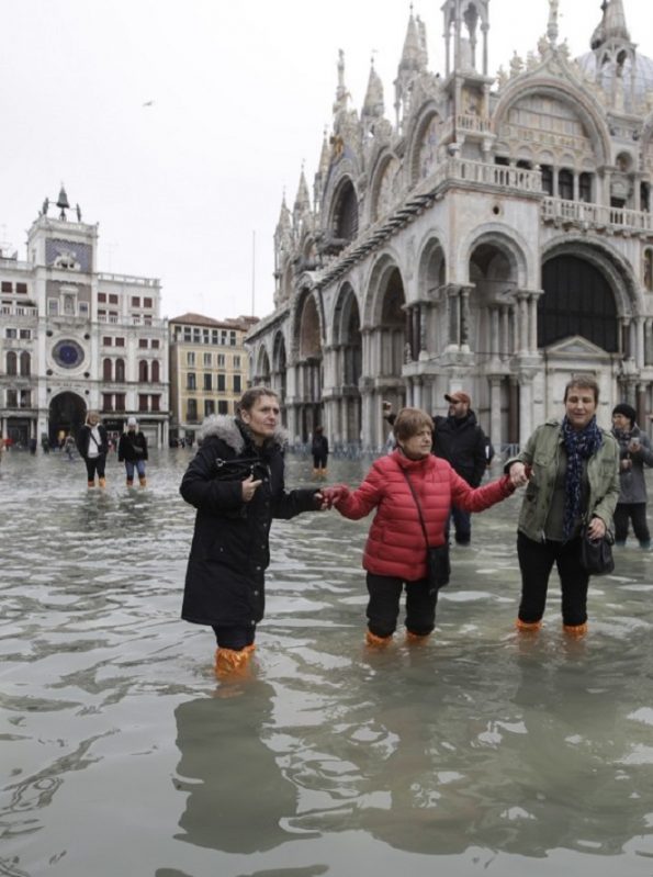 What to do during floods در زمان سیل چه کاری انجام دهیم