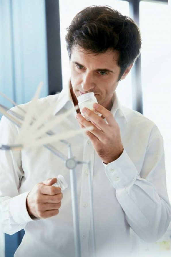 Gentlemen, be careful in choosing perfume1 آقایان ،در انتخاب عطر دقت کنید