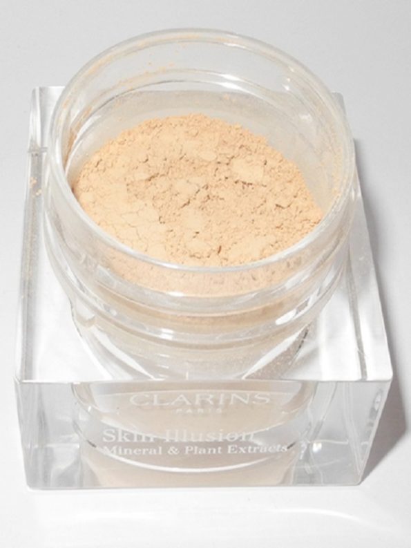 Clarins-Skin-Illusion-Mineral-Plant-Extracts-Loose-Powder-Foundation-Review-and-Swatches-1