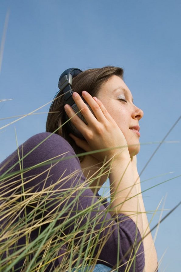 Use music to relieve stress مجله آنلاین آرایشی بهداشتی