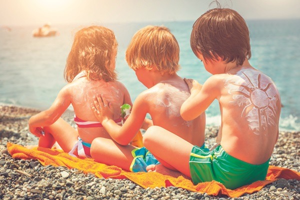 کودکان چگونه از ضد آفتاب استفاده کنند
