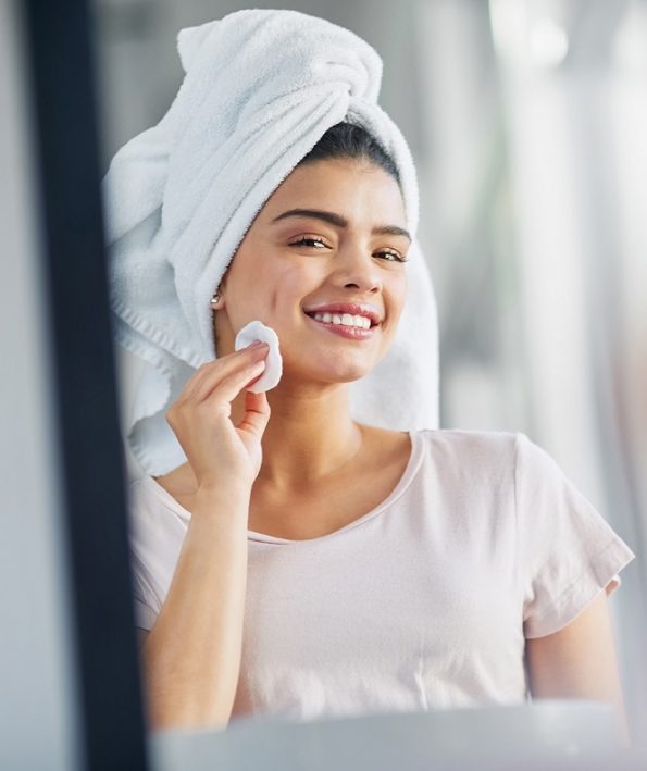 Cleansing her skin to reveal her natural beauty بهترین روش پاک کردن ریمل