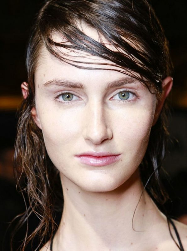 How to make your hair less greasy1 کاری کنید موهایتان چرب نشود