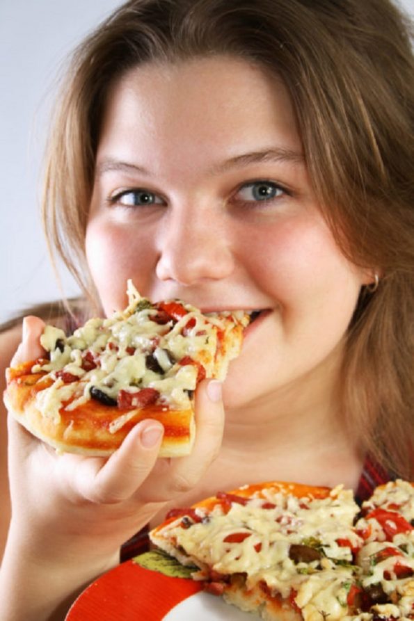 Girl eating Pizza تهیه غذای سالم در ایام کرونا
