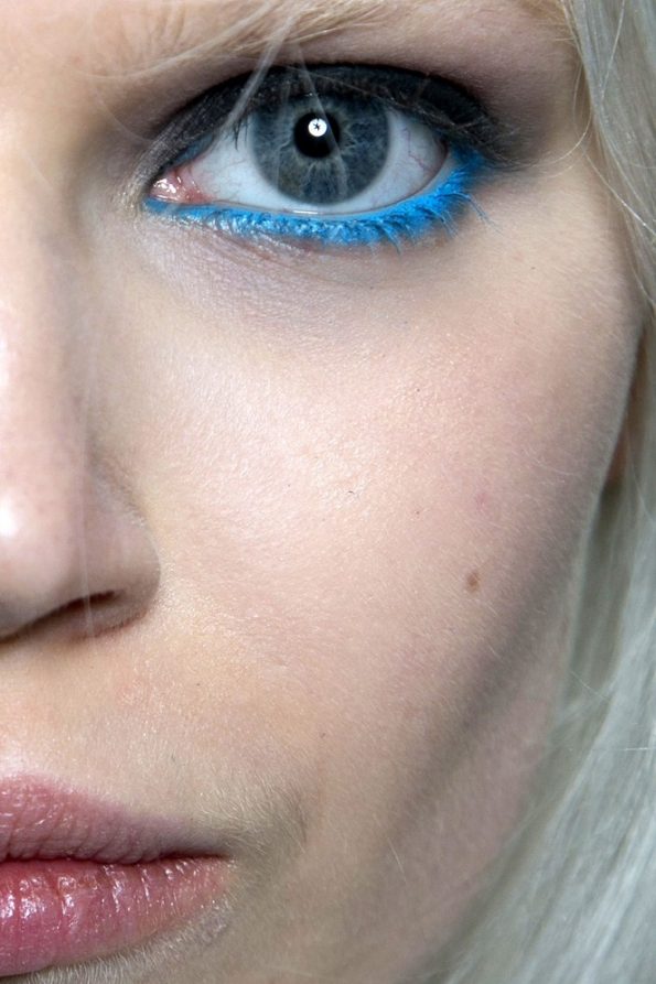 یک مدل آرایش چشم با سایه آبی