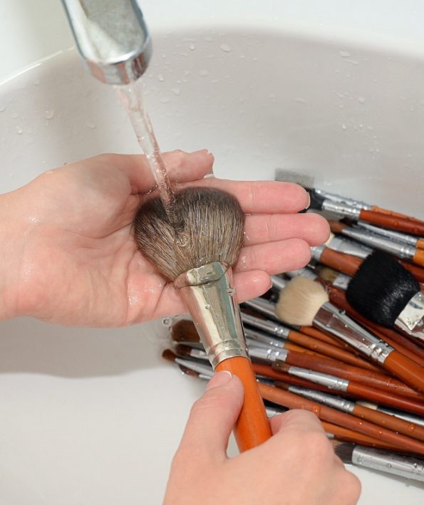 Cleaning makeup brushes3 تمیزکردن براش های آرایشی