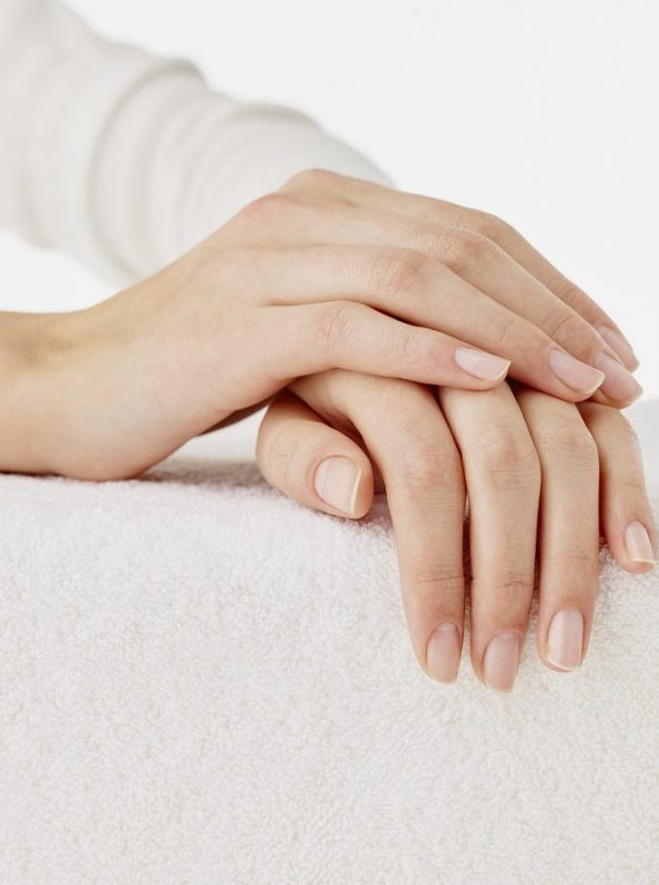 Detach the nail cuticle جدا کردن کوتیکول ناخن