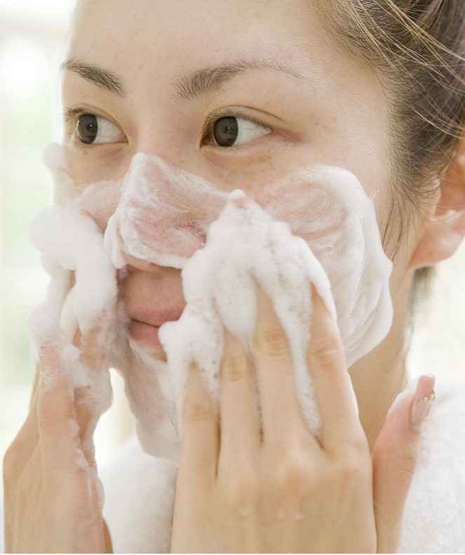 چگونه با فوم صورت پوست خود را شستشو دهیم
