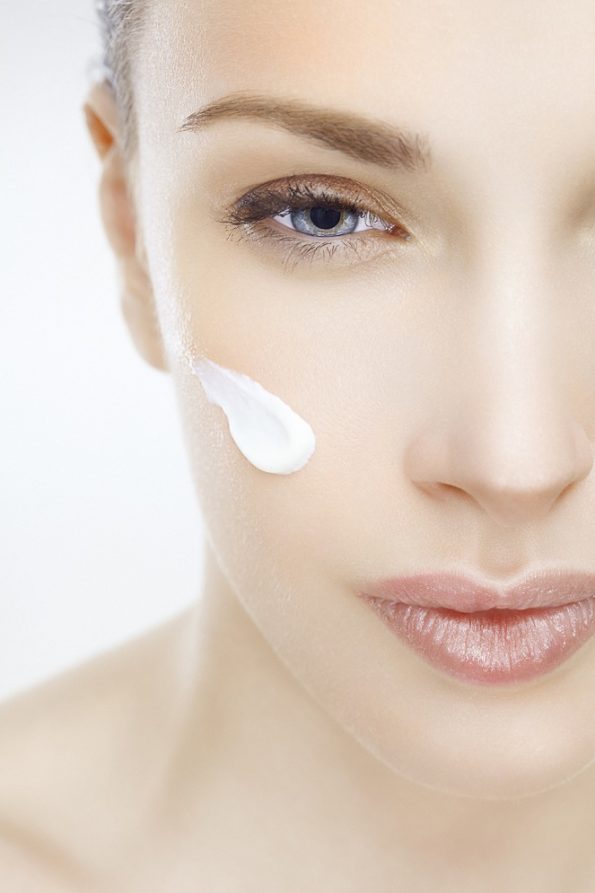 Close-up of a beautiful woman with cream on her face واژه نامه مراقبت از پوست حرف B
