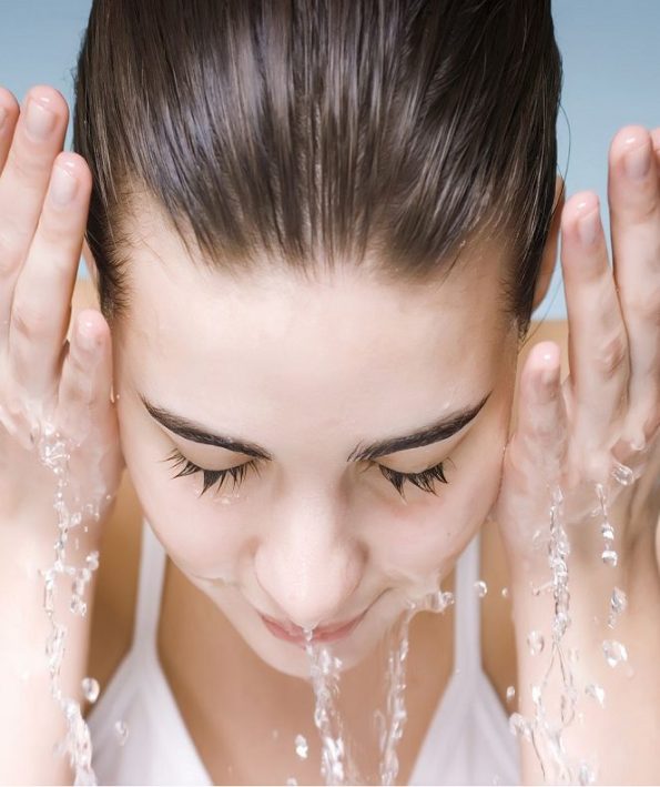 Steps of washing the face with cleanser and toner1 مراحل شستشوی صورت با شیرپاک کن و تونر