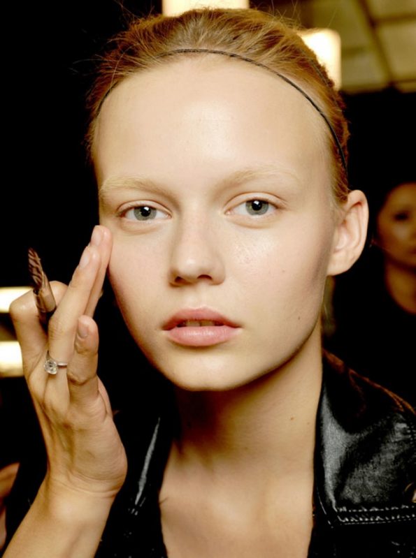 The difference between concealer and powder cream فرق کانسیلر و کرم پودر