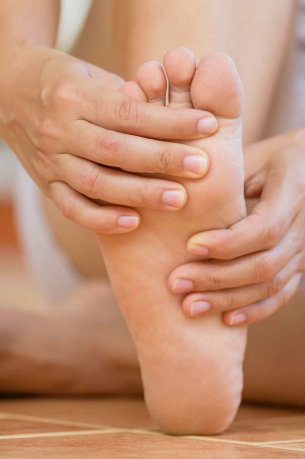 Acupuncture treats foot inflammation طب سوزنی درمان کننده ورم کف پا