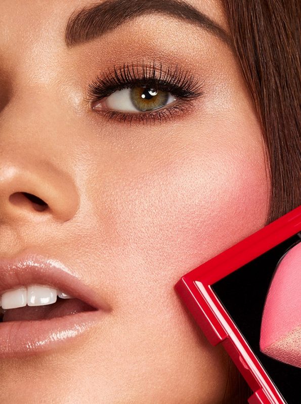 Crea un maquillaje exuberante con los productos Lancome ایجاد یک آرایش شاداب با محصولات لانکوم