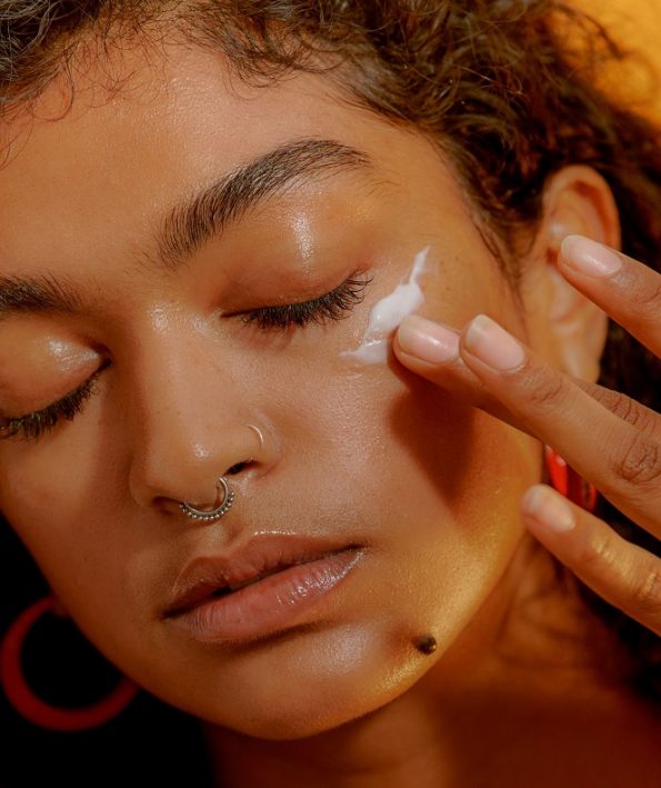 How to use Extra Firming Cleansing eye creams چگونه از کرمهای دور چشم اکسترا فیرمینگ کلارنس استفاده کنیم