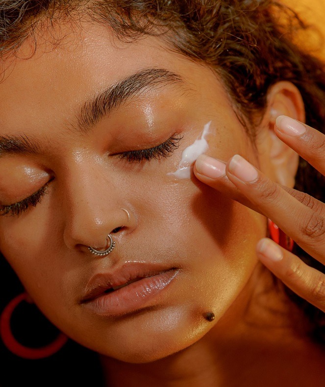 چگونه از کرمهای دور چشم اکسترا فیرمینگ کلارنس استفاده کنیم