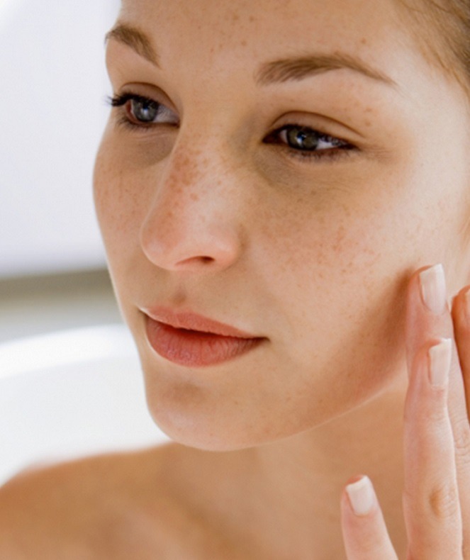 چگونه از اویل فیس یا روغن صورت کلارنس استفاده کنیم؟