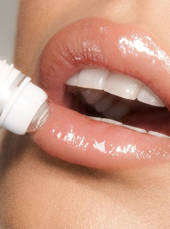 With these oils, your lips will shine با این روغن ها لب هایتان درخشان می شود