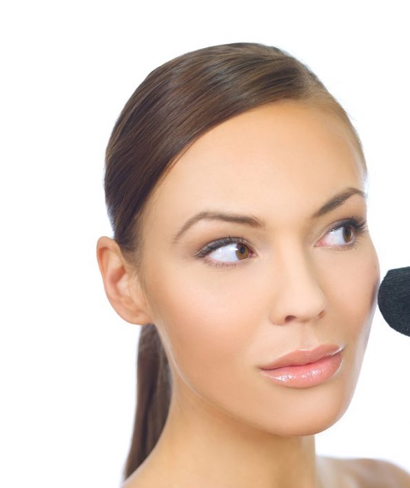 woman applying makeup with brush معرفی کانتورینگ و هایلایت صورت