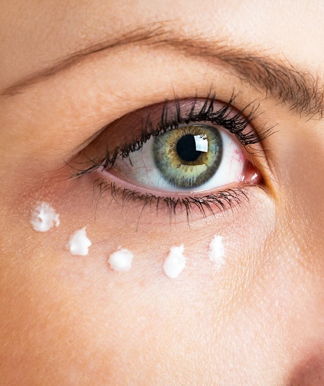 چگونه از کرم دور چشم استفاده کنیم؟