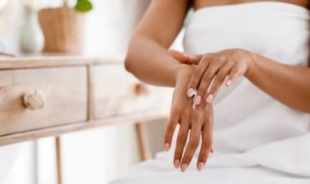 استفاده از لایه بردار لاکتیک اسید روی دست ها