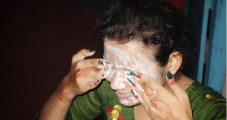 مالش دادن یا فشار دادن محصولات روی پوست