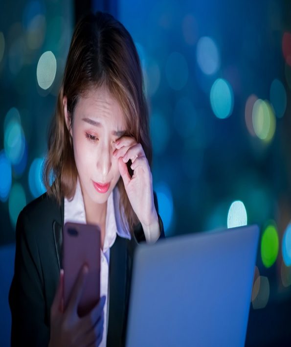آیا نور آبی عامل ایجاد چین و چروک اطراف چشم است؟